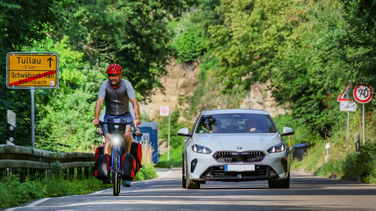 Radweg - Fahrradweg zwischen Tullau (Rosengarten) und Steinbach (Schwäbisch Hall) - Kocher-Jagst-Radweg - Fahrradfahrer müssen sich die Straße auf der beliebten touristischen Strecke auf diesem engen Abschnitt mit Autofahrern teilen. Dort kommt es immer wieder zu gefährlichen Situationen mit dem Autoverkehr / Autofahrern / Autos, die 70 fahren dürfen.