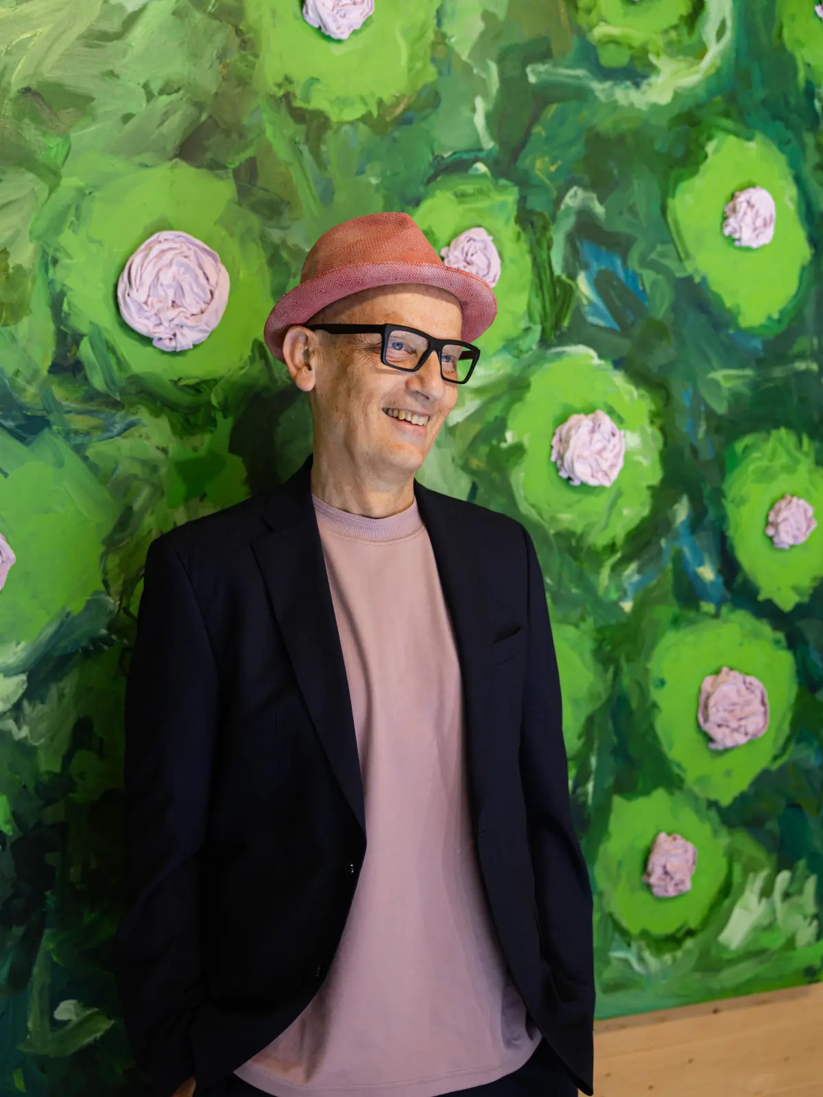 Der Künstler vor dem Werk "Beautiful Madness"