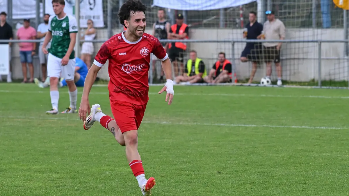 FC Rottenburg vs. TSV Koengen, Fussball, Relegation Verbandsliga Wuerttemberg, Saison 2025/2026, 21.06.2026: Ali Hamdar (FC Rottenburg, #25) freut sich ueber sein Tor zum 5:0
FC Rottenburg vs. TSV Koengen, Fussball, Relegation Verbandsliga Wuerttemberg, Saison 2025/2026, 21.06.2026,
Foto: Eibner-Pressefoto/Ralph Kunze