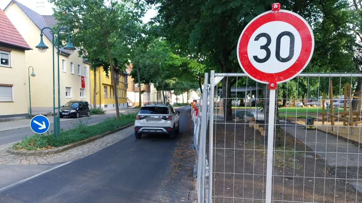 Derzeit ist die zulässige Höchstgeschwindigkeit in der Onstmettinger Hauptstraße wegen der Klimapark-Baustelle bereits auf 30 Stundenkilometer reduziert.