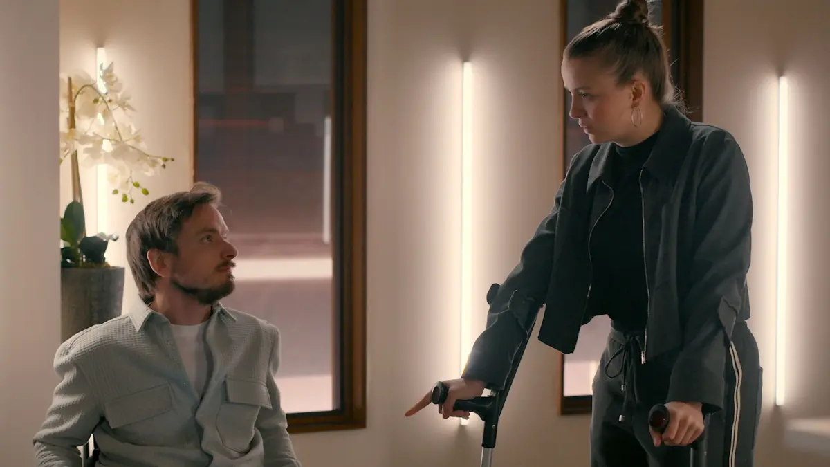 Thilo (Jan Kampmann) und Lucie (Julia Wiedemann) haben endlich ein Date. Aber das läuft überhaupt nicht gut.