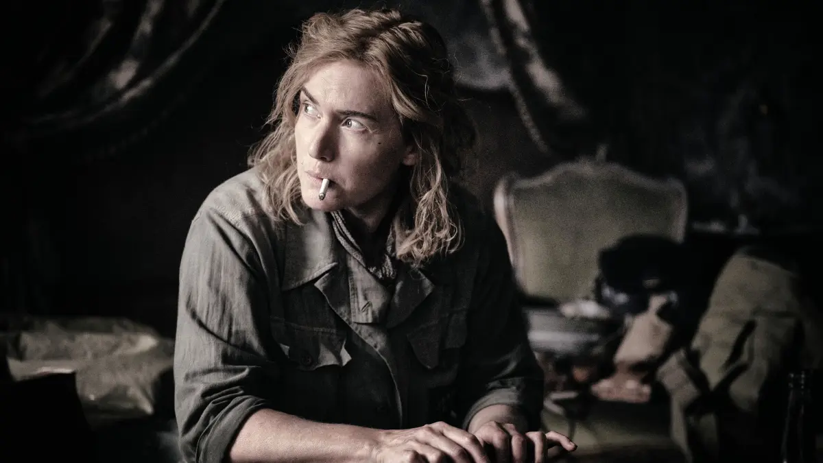 Die Fotografin Lee Miller (Kate Winslet) dokumentiert das Kriegsgeschehen in Frankreich.