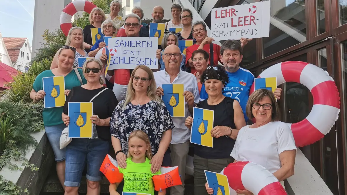 Initiative zum Erhalt des Lehrschwimmbeckens in Ohmenhausen: Demo vor der Sitzung des Reutlinger Gemeinderats.