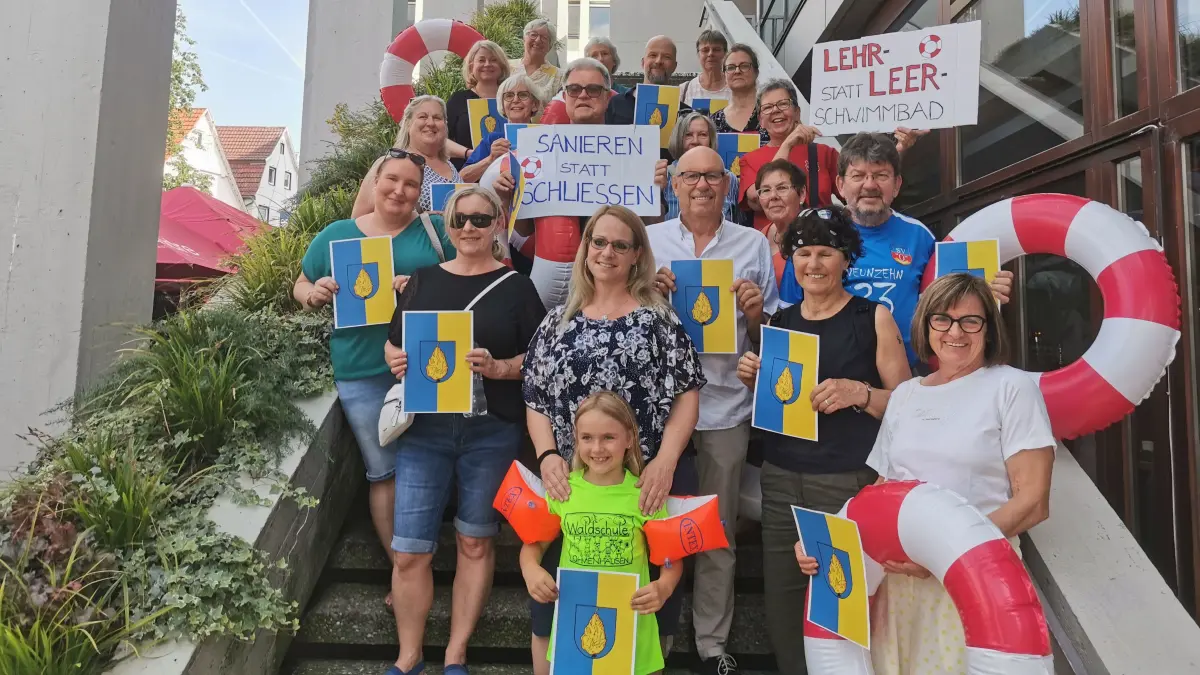 Initiative zum Erhalt des Lehrschwimmbeckens in Ohmenhausen: Demo vor der Sitzung des Reutlinger Gemeinderats.