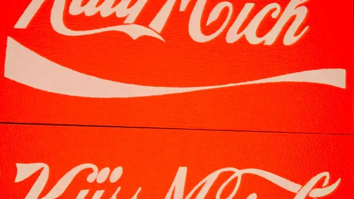 Ist das nicht der Coca Cola-Schriftzug? Ein Ausstellungsstück von Linda Schwarz.