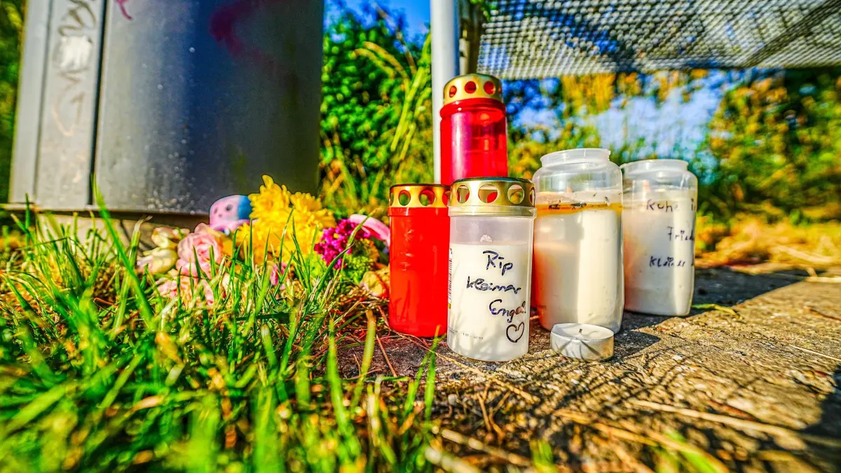Nach dem Fund eines toten Säuglings in Renningen: ARCHIV - 20.06.2026, Baden-Württemberg, Renningen: Kerzen und Blumen sind in der Nähe eines Bachlaufs abgelegt, wo die Leiche eines Babys entdeckt wurde. Mit Dutzenden Suchhunden und Hubschraubern suchte die Polizei seit dem Vortag nach einem Säugling. (zu dpa: «Säugling tot aufgefunden: Spurensuche auch mit 3D-Modell») Foto: Enrique Kaczor/dpa +++ dpa-Bildfunk +++