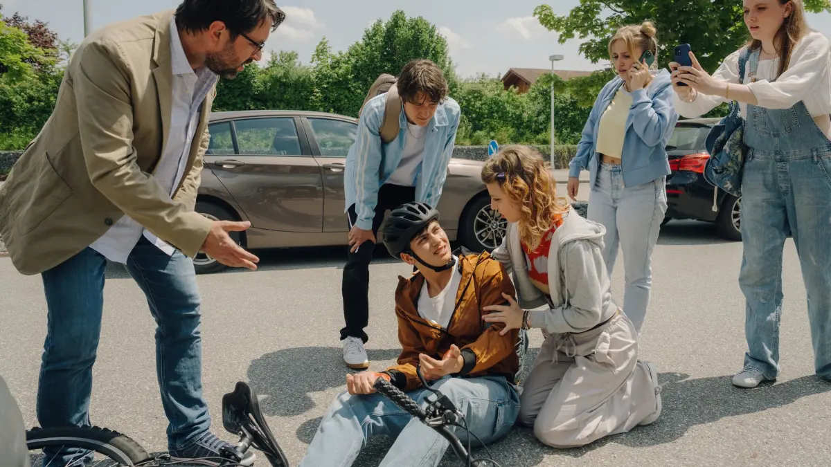 In „Frühling – Wenn die Zeit stehen bleibt“ wird Theo Neumeister (Valentin Just, 3.v.l.) von einem Autofahrer (Stefan Evertz, l.) angefahren. Die Situation sorgt für Aufregung in dem kleinen Örtchen.