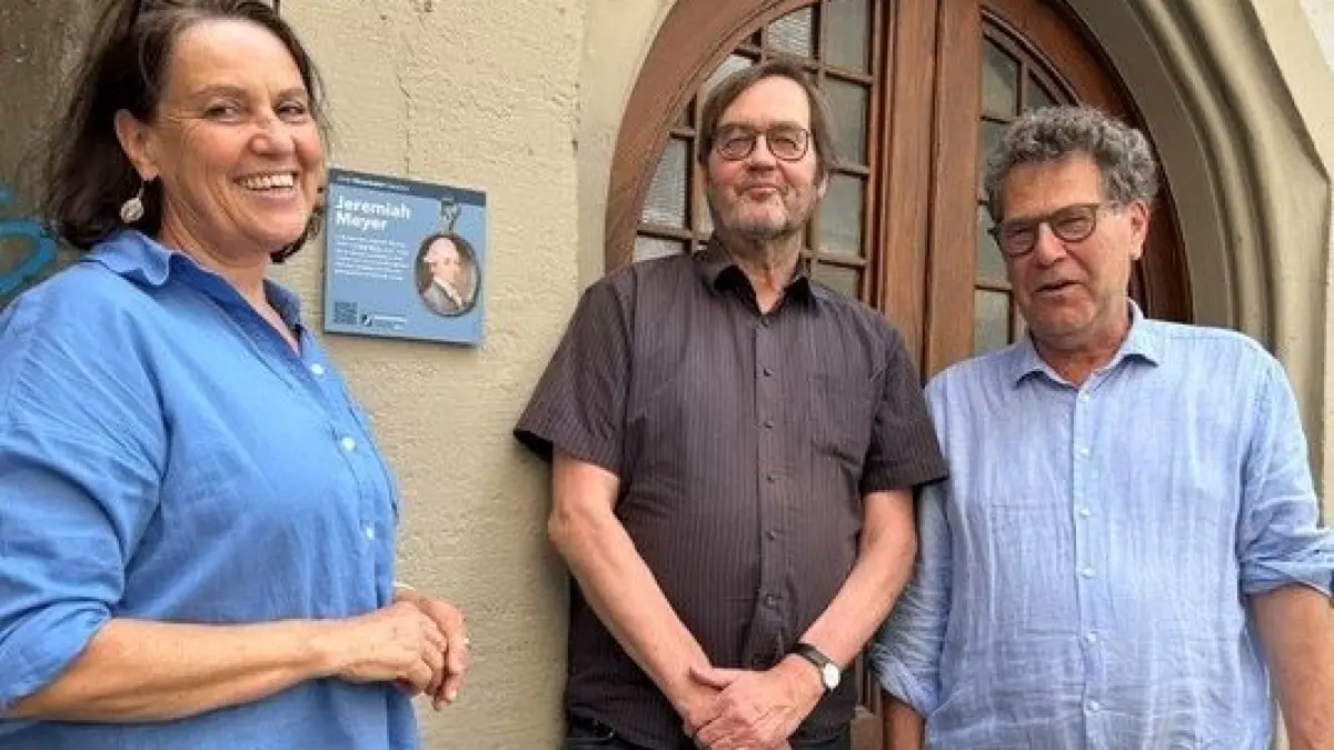 Von links: Eva marie Blatnne rvom Stadtmuseuem, Wilhelm Treibold und Reinhard Johler, die bheidne Vorsitznedne des Freundeskreises
