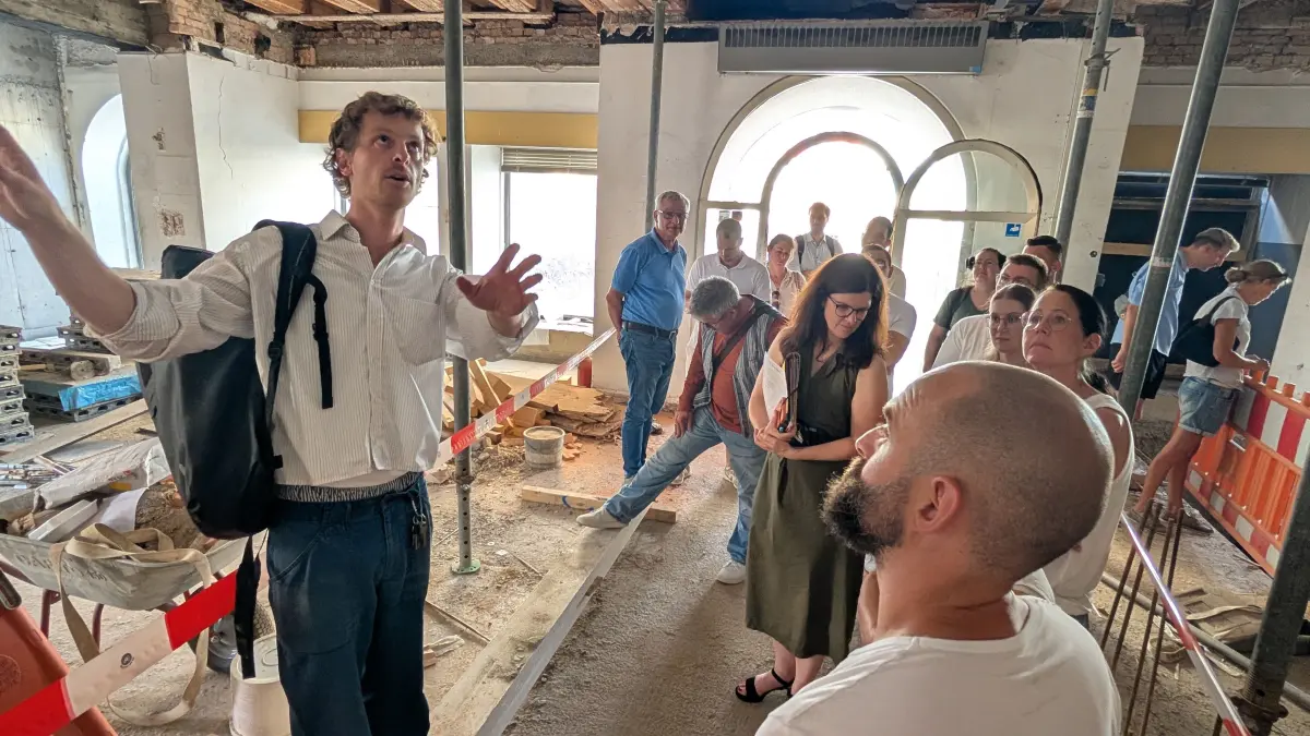 Führung durch die Baustelle Jeckel-Areal, links: Architekt und Bauleiter Julius Bentele