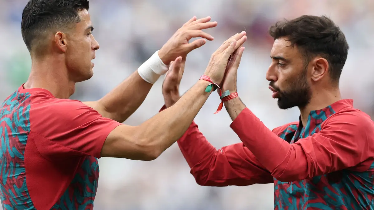 Portugal v Uzbekistan: Group K - FIFA World Cup 2026: HOUSTON, TEXAS - JUNE 23: Cristiano Ronaldo #7 and Bruno Fernandes #8 of Portugal during the players warm up ahead of the FIFA World Cup 2026 Group K match between Portugal and Uzbekistan at Houston Stadium on June 23, 2026 in Houston, Texas. Michael Steele/Getty Images/AFP (Photo by MICHAEL STEELE / GETTY IMAGES NORTH AMERICA / Getty Images via AFP)