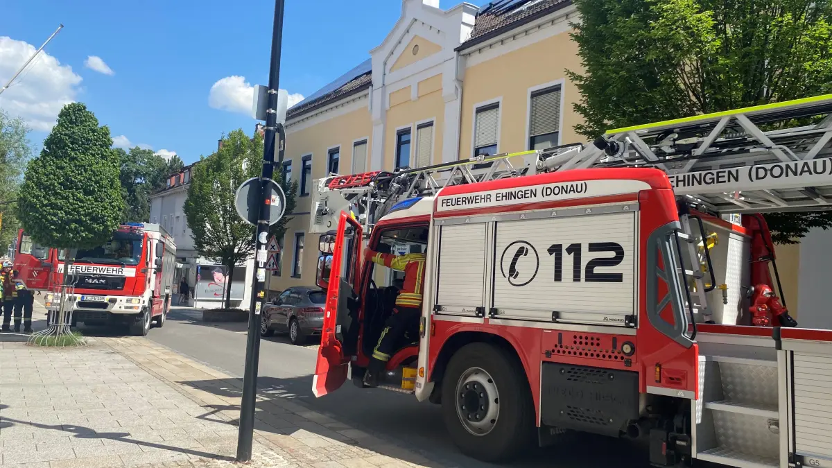 Einsatz in der Bank: Die Einsatzkräfte sind derzeit vor der VR-Bank Alb-Blau-Donau zugange.