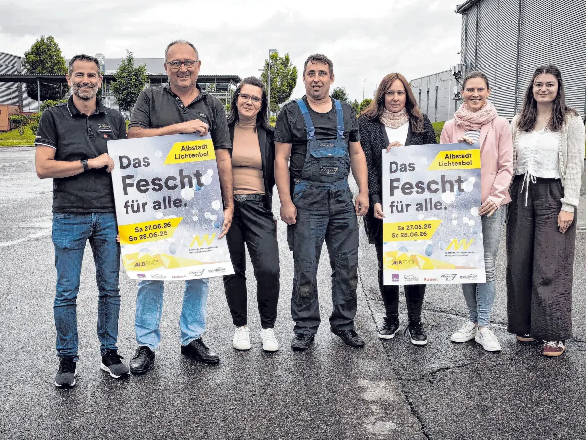 Das gesamte Orga-Team auf dem Platz, auf dem die Haupttribüne stehen wird. ⇥Fotos: Horst Schweizer
