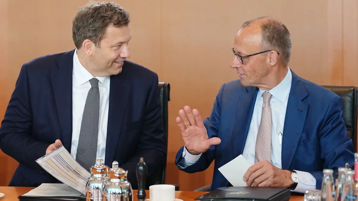 Bundeskabinett: 24.06.2026, Berlin: Bundeskanzler Friedrich Merz (CDU) (r) und Lars Klingbeil (SPD), Bundesminister der Finanzen, Vizekanzler und SPD-Bundesvorsitzender nehmen an der Sitzung des Bundeskabinetts im Bundeskanzleramt teil. Foto: Kay Nietfeld/dpa +++ dpa-Bildfunk +++