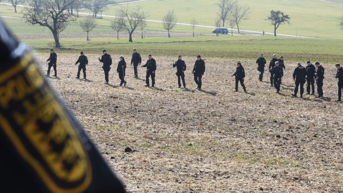 Toter Säugling auf Wiese entdeckt: ARCHIV - 21.02.2025, Baden-Württemberg, Steinen: Einsatzkräfte der Polizei suchen ein Gebiet ab. Eine Spaziergängerin hat auf einer Wiese in Steinen (Landkreis Lörrach) einen toten Säugling entdeckt. Das Kriminalkommissariat sucht nach dem Fund der Babyleiche Zeugen. (zu dpa: «Jugendliche soll Neugeborenes getötet haben - Anklage») Foto: Jonas Günther/dpa +++ dpa-Bildfunk +++
