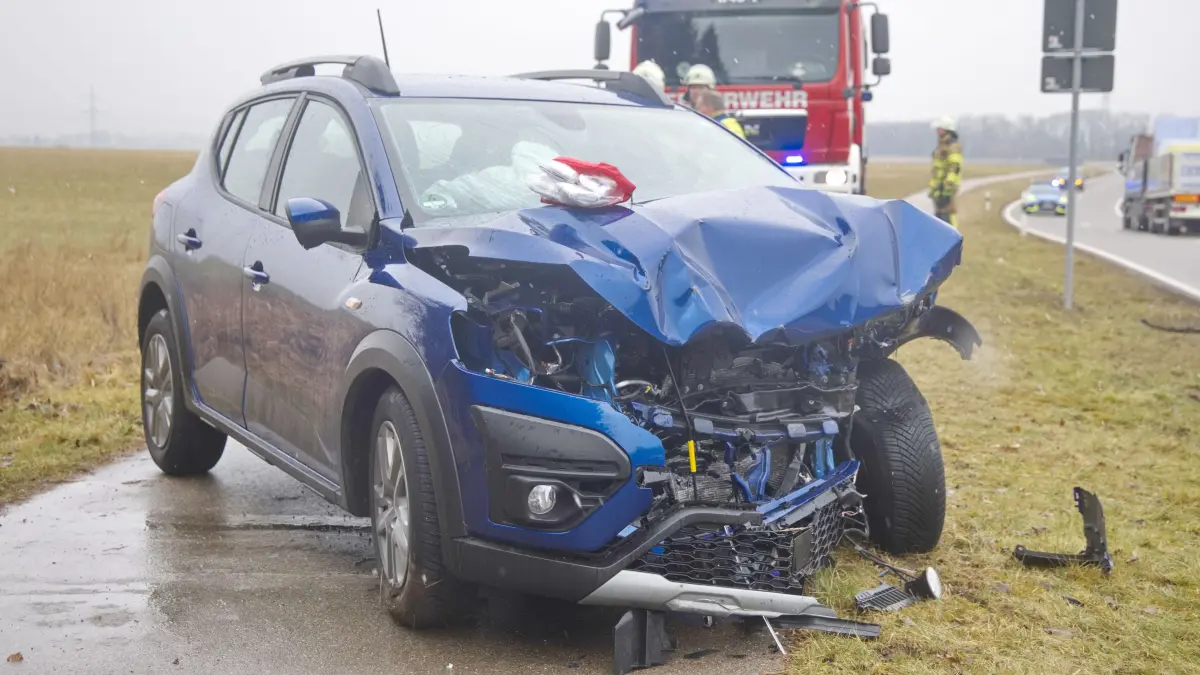 schwerer Verkehrsunfall 28.02.2025 zwischen Illerkirchberg und Illerrieden. Die Fahrerin des Blauen Dacia aus Senden wurde dabei schwer verletzt, auch ihre 21-jährige Tochter.