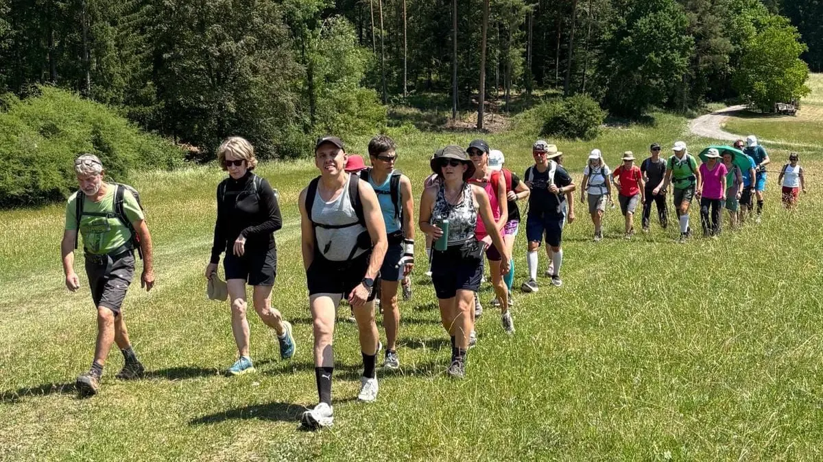 Entschlossener Schritt - trotz Sommerhitze: Die Wandergruppe bewies auf ihrer 50 Kilometer langen Tour eine Menge Disziplin