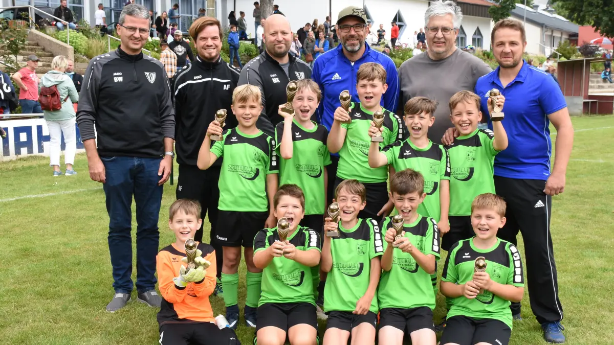 Fußball: Rundschau-Cup 2021 - 25. Rundschau-Cup beim TSV Gaildorf. Siegerbild
SGM Sulzbach/Frickenhofen/Gschwend 1 (Hinten von links) Bernd Windmüller, Andreas Frank, Michael Kunz Organisation TSV Gaildorf), Ronnie Obermüller (Trainer SGM Sulzbach), Rundschau-Redakteur Klaus Rieder, Stefan Schock (SGM Sulzbach), (Mitte) Lenn Bauer, Henri Obermüller, Lean Kohse, Luca Maier, Moritz Wahl, (vorne) Mattis Pape, Tim Schock, Laurin Heinz, Hasani Ardian, David Kunz.