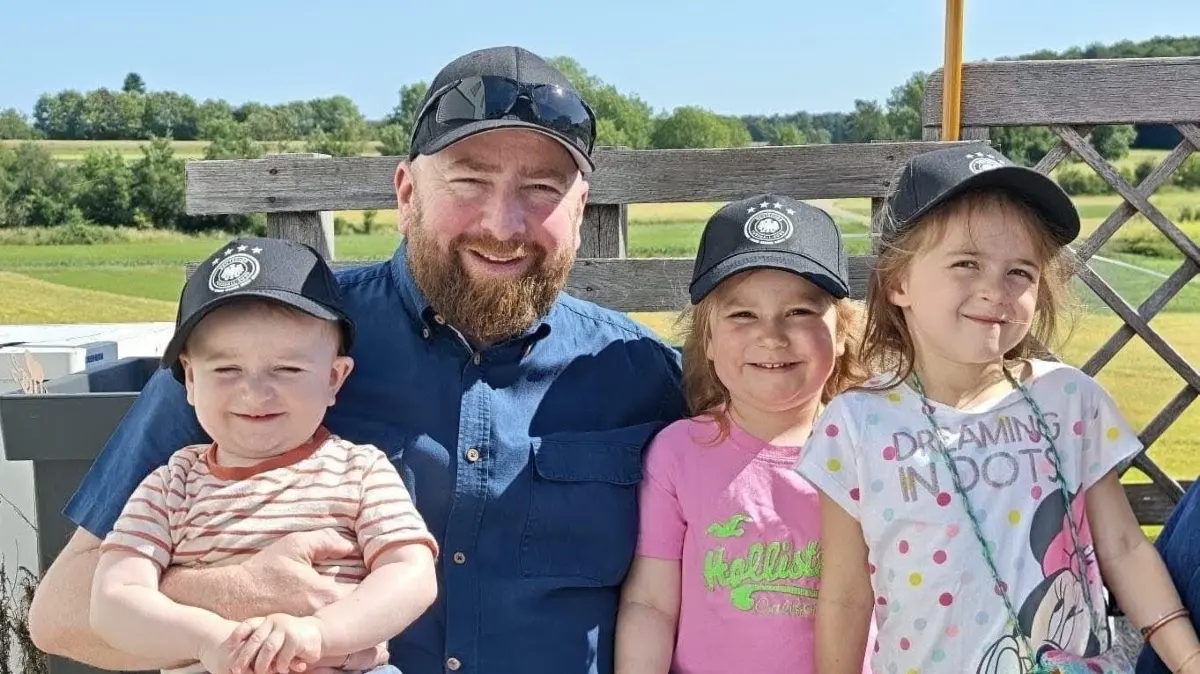 Unser Leser Matthias Strähle mit seinen Kindern Jonathan und Johanna, rechts ist Johannas Freundin Laura zu sehen.