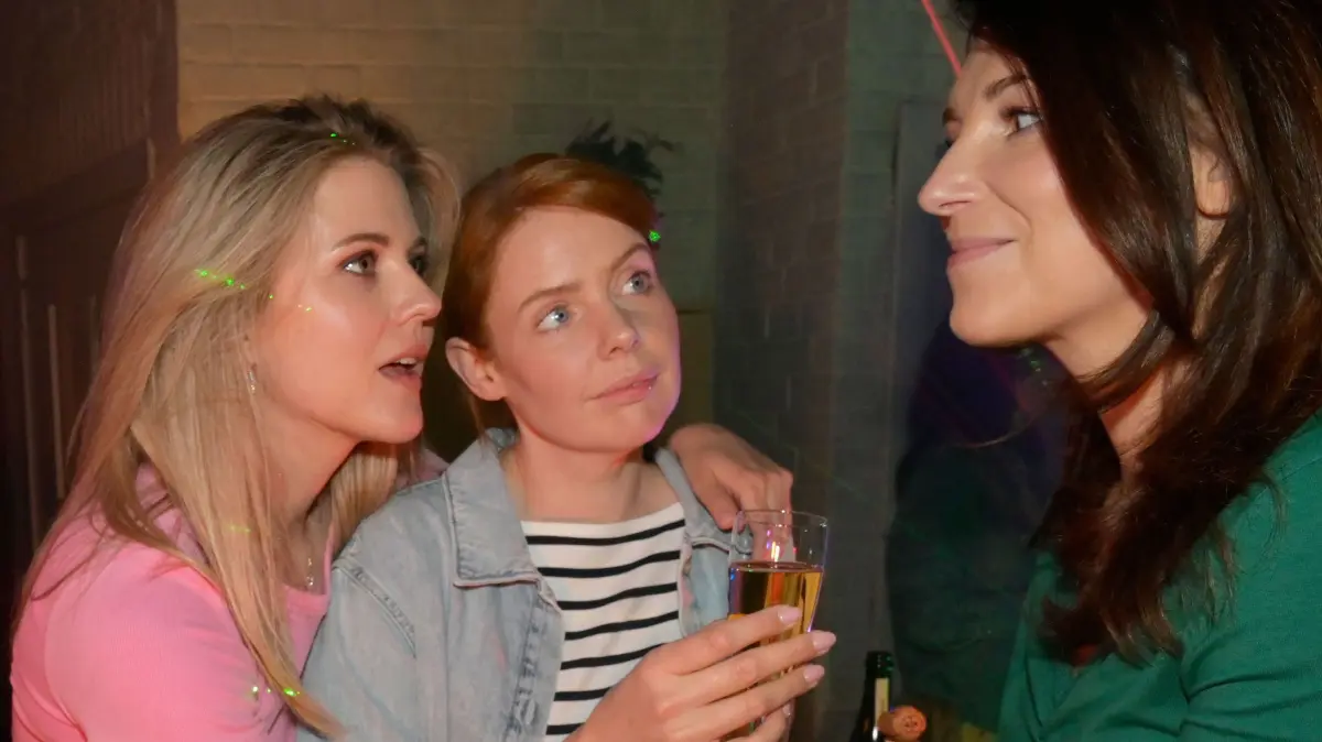 Große Party bei GZSZ: Alicia, Toni und Lilly feiern in der WG.