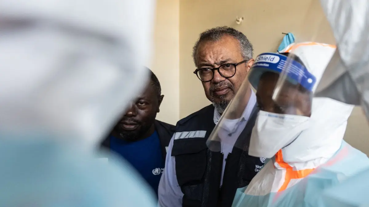 WHO-Chef Tedros: ARCHIV - 31.05.2026, Demokratische Republik Kongo, Bunia: Der Generaldirektor der Weltgesundheitsorganisation (WHO), Tedros Adhanom Ghebreyesus, besucht Gesundheitspersonal im Evangelical Medical Centre (CEM). (zu dpa: «Ebola-Fall in Frankreich: WHO-Chef warnt vor Panik») Foto: Moses Sawasawa/AP/dpa +++ dpa-Bildfunk +++
