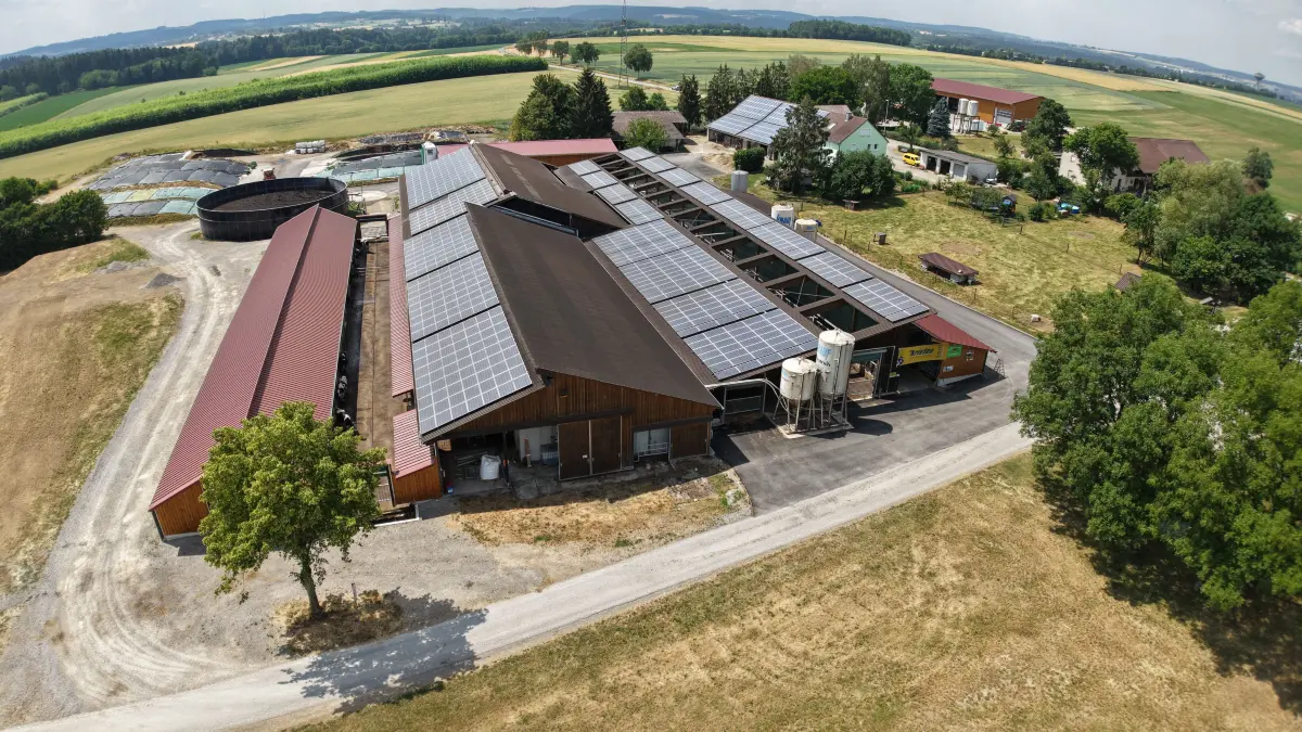 Blick von oben auf den Buchhof in Nordstetten: Wo am Wochenende das große Jubiläumsfest mit 37 Fachständen und Hofführungen stattfindet, bewirtschaften Thomas und Diana Hübl heute einen digitalisierten Musterbetrieb.