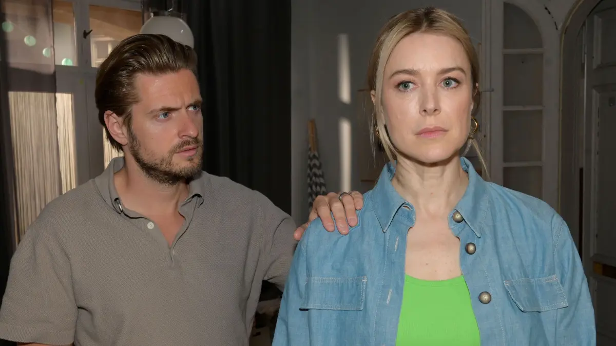 Jessica (Nina Ensmann) quält es, Philip (Jörn Schlönvoigt) anzulügen.