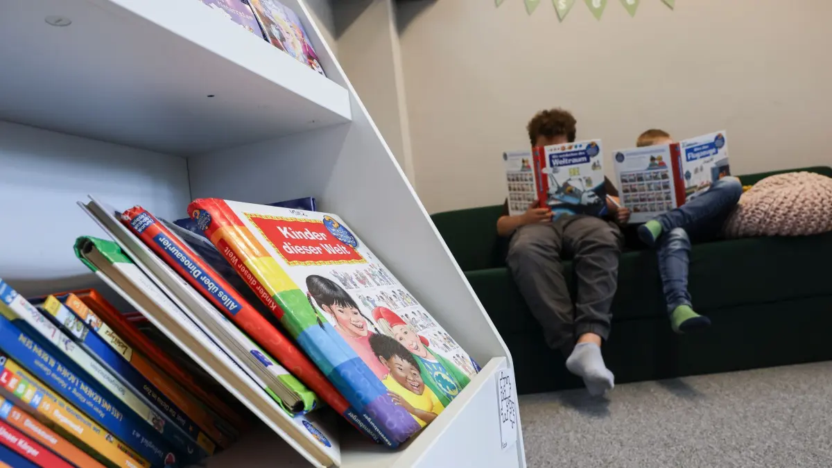 Lesesommer: ARCHIV - 31.07.2025, Hamburg: Schüler in einer Lernferiengruppe an der Grundschule Mümmelmannsberg lesen in der Leseecke eines Klassenraums. (zu dpa: «Peter Maffay wirbt für Lesesommer in Sachsen-Anhalt») Foto: Christian Charisius/dpa +++ dpa-Bildfunk +++
