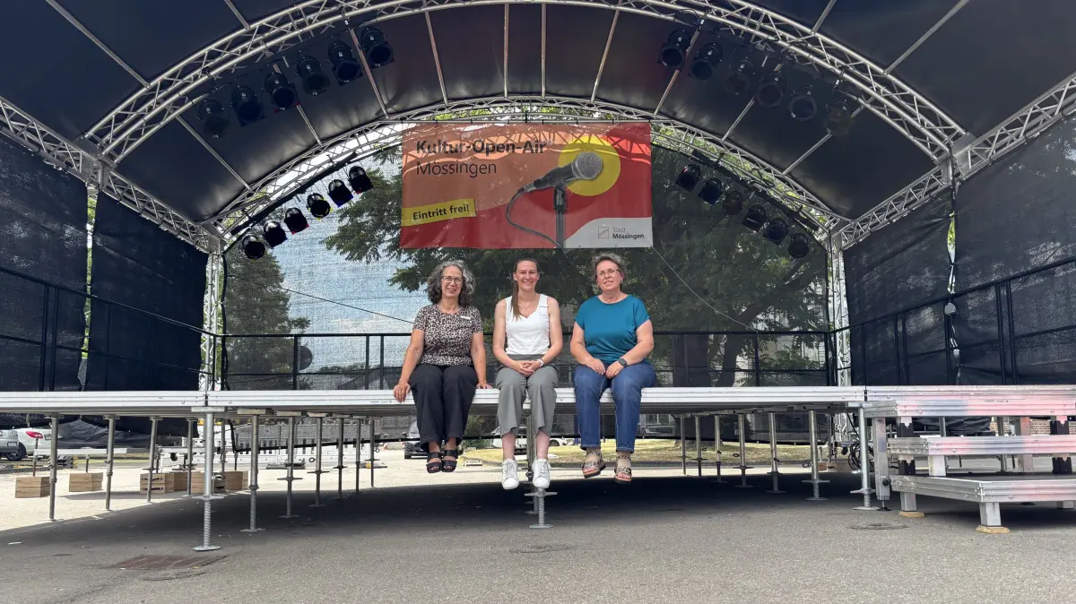 Von links: Silvia Maier, Vera Stegmaier und Daniela Löbbe blicken von der Bühne des Kultur-Open-Air auf einen noch leeren Löwensteinplatz. In den kommenden vier Wochen wird dort fast durchgängig Programm geboten sein.