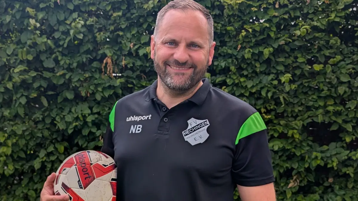 Nicklas Becker, Vorsitzender der Fußballvereinigung Hechingen und Hauptorganisator des internationalen Jugendfußballturniers Bentley-Cup, schlüpft für unsere WM-Serie in die Bundestrainer-Rolle.