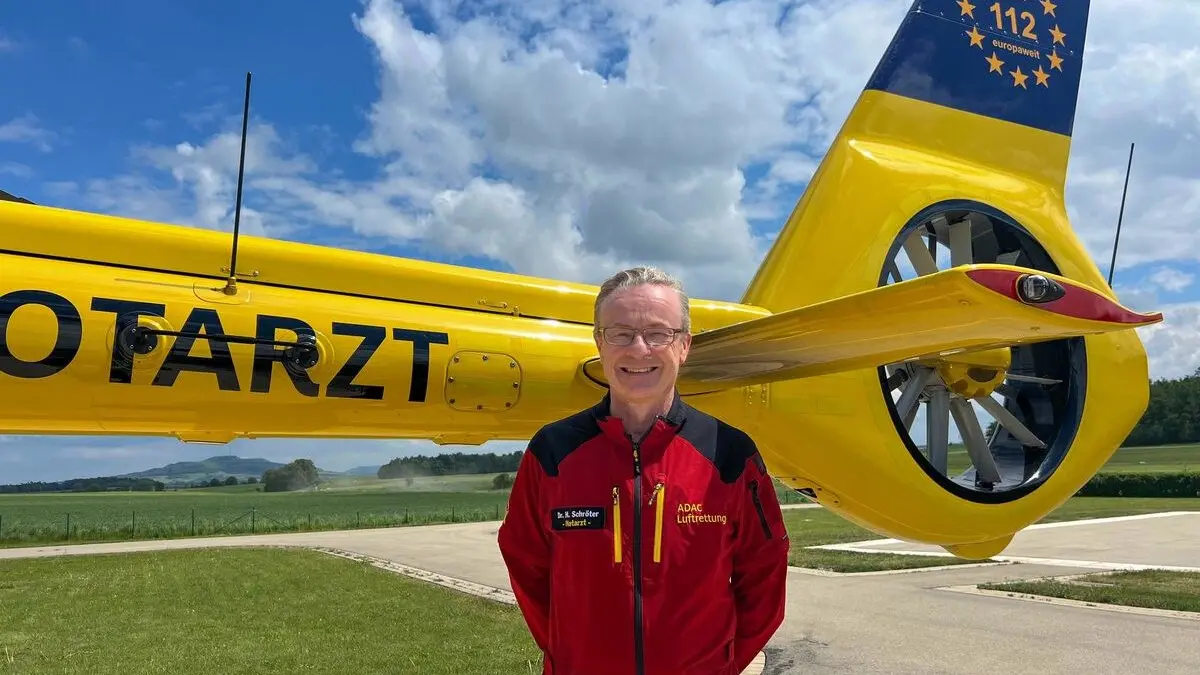 Genau 30 Jahre lang war Dr. Hermann Schröter als Notarzt in der Luftrettung aktiv. Nach fast 4000 Einsätzen hängt er den Helm jetzt an den Nagel.