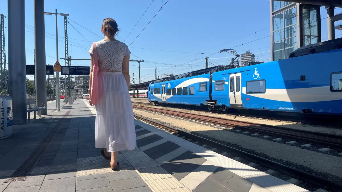Auch der Ulmer Hauptbahnhof war in der Nacht von der bundesweiten Störung betroffen, inzwischen läuft der Bahnverkehr wieder weitgehend nach Plan.