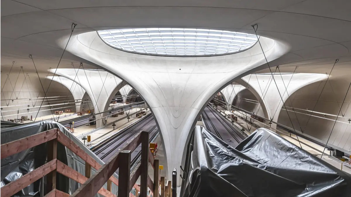 28 Kelchstützen mit Lichtaugen tragen das Bahnhofsdach und bringen natürliches Licht an die Bahnsteige. Tage der offenen Baustelle am neuen Hauptbahnhof. Drei Tage lang können sich Besucher über das Milliardenprojekt Stuttgart 21 informieren. Für die Besuchersteuerung wurden kostenlose Tickets ausgegeben, die innerhalb weniger Tage vergeben waren. Bis Ostermonat werder wieder rund 80000 Besucher erwartet. Wann der neue Durchgangsbahnhof öffnet, ist weiter unklar. Der Termin wurde bereits mehrfach verschoben. // 04.04.2026, Stuttgart, Baden-Württemberg, Deutschland *** 28 chalice-shaped columns with light eyes support the station roof and bring natural light to the platforms Open construction site days at the new main station For thr