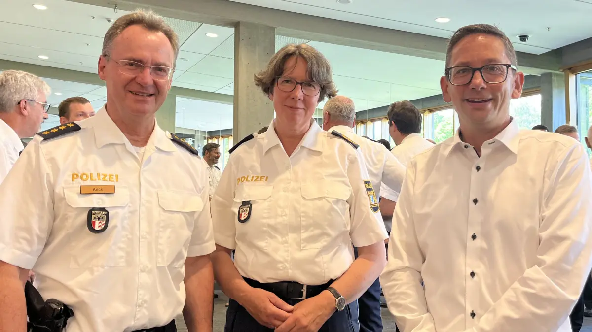 Amtswechsel bei der Polizei Neu-Ulm: Michael Keck (links) übergibt an Thorsten Ritter. Der neue Inspektionsleiter trägt noch keine Uniform, weil er bis Ende Juni der Kriminalpolizei angehört. Die beiden Herren flankieren Polizeipräsidentin Claudia Strößner.