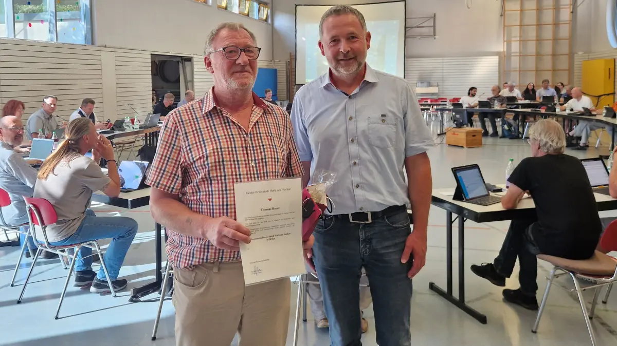 Horbs Oberbürgermeister Michael Keßler (rechts) hat Thomas Bauer nach sieben Jahren im Gemeinderat verabschiedet.
