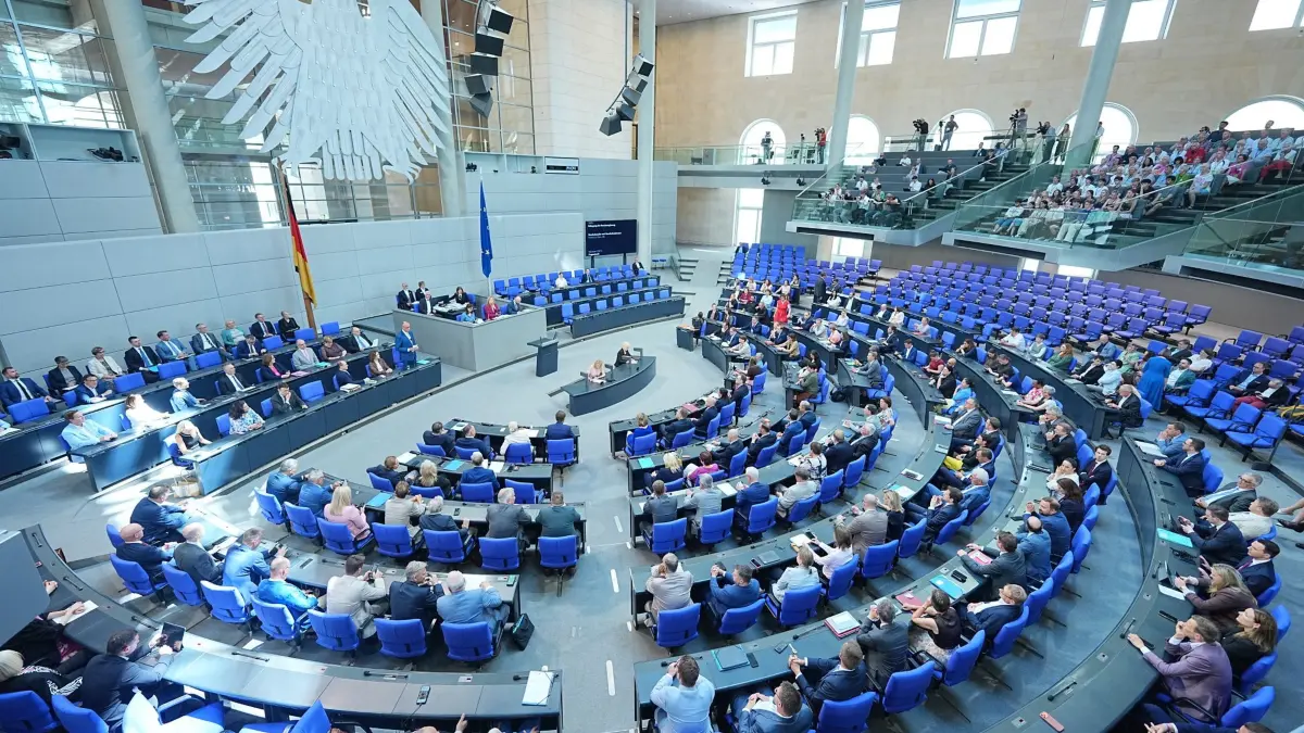 Bundestag: 24.06.2026, Berlin: Bundeskanzler Friedrich Merz (CDU, hinten,M-l) spricht im Plenum des Bundestags bei der Regierungsbefragung. Foto: Michael Kappeler/dpa +++ dpa-Bildfunk +++