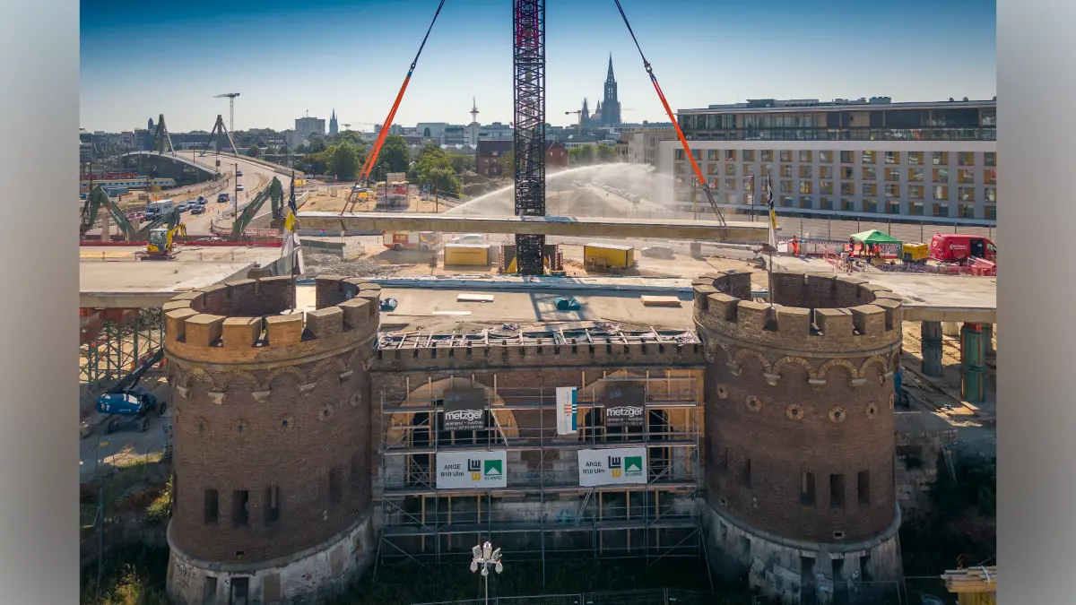 Hier wird das letzte Brückensegment angehoben, welches das Blaubeurer Tor fast 60 Jahre lang verdeckt hatte.