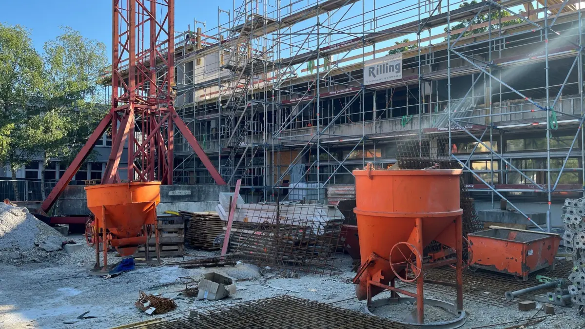 Die ehemalige Walter-Erbe-Realschule wird aufgestockt. Ist das neue Holzgeschoss fertig, wird der Altbau saniert.