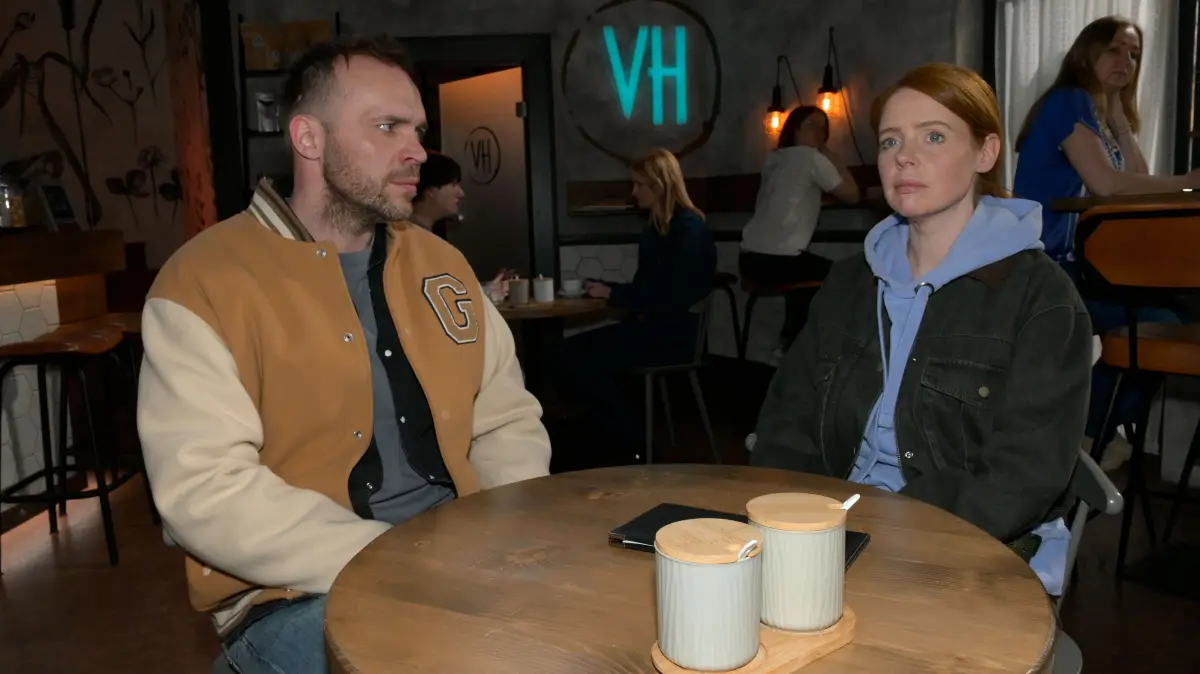 Erik (Patrick Heinrich) macht vor Toni (Olivia Marei) seine Beziehung mit Matilda öffentlich.