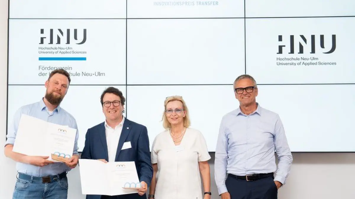 Innovationspreis Transfer 2026 der Hochschule Neu-Ulm für das Projekt „stand-by.care": Professor Johannes Schobel, Forschungsprofessor für Digitale Medizin und Pflege an der Hochschule Neu-Ulm, und Claus Allgaier von der Firma Artiso Solutions entwickelten gemeinsam das selbstaktivierende Notfallwarnsystem für Senioren. HNU-Präsidentin Professorin Julia Kormann und Fördervereinsvorsitzender Günter Augustin überreichten die mit 3.000 Euro dotierte Auszeichnung (von links nach rechts).