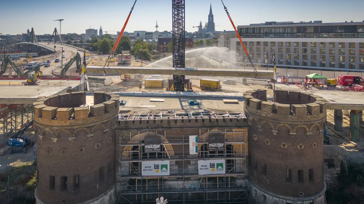 laubeurer Tor: allerletztes Teil der Brücke wird gehoben und entfernt. Dann steht das Tor endlich wieder frei