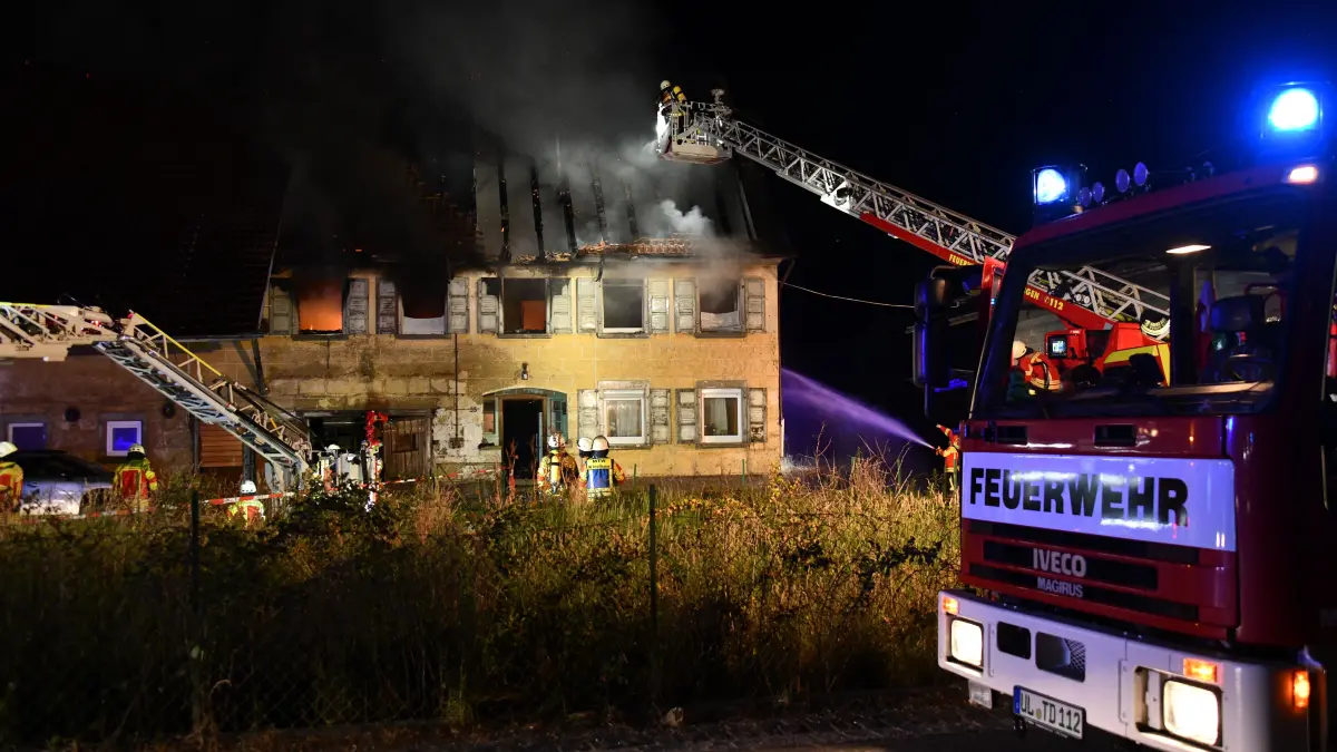 Ein verheerender Großbrand im Ehinger Teilort Schlechtenfeld hielt in der Nacht zum Donnerstag die Feuerwehren Ehingen und Munderkingen in Atem. Auch Rettungsdienst und Polizei waren mit starken Kräften im Einsatz.