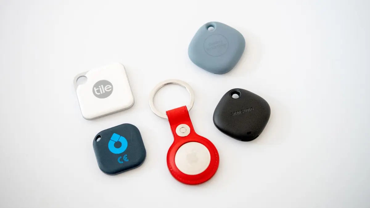 Verschiedene Bluetooth-Tracker liegen auf einem Tisch: ILLUSTRATION - Tracker sind insbesondere für Leute, die viel reisen, sinnvoll. (zu dpa: «Tracker fürs Fluggepäck: Kaufen oder sein lassen?») Foto: Zacharie Scheurer/dpa-mag - Honorarfrei nur für Bezieher des Dienstes dpa-Magazin +++ dpa-Magazin +++