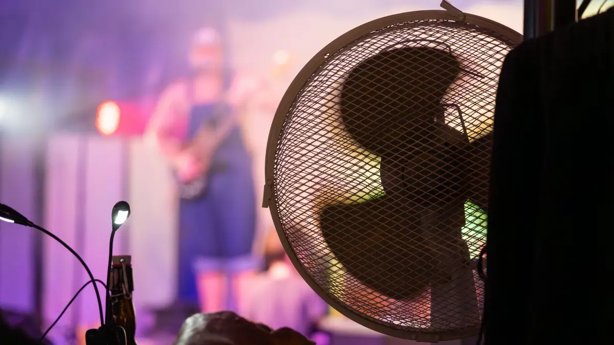 Hilft zumindest ein bisschen: Beim Konzert der Band Blöff the Monkey in der Zeltlounge.