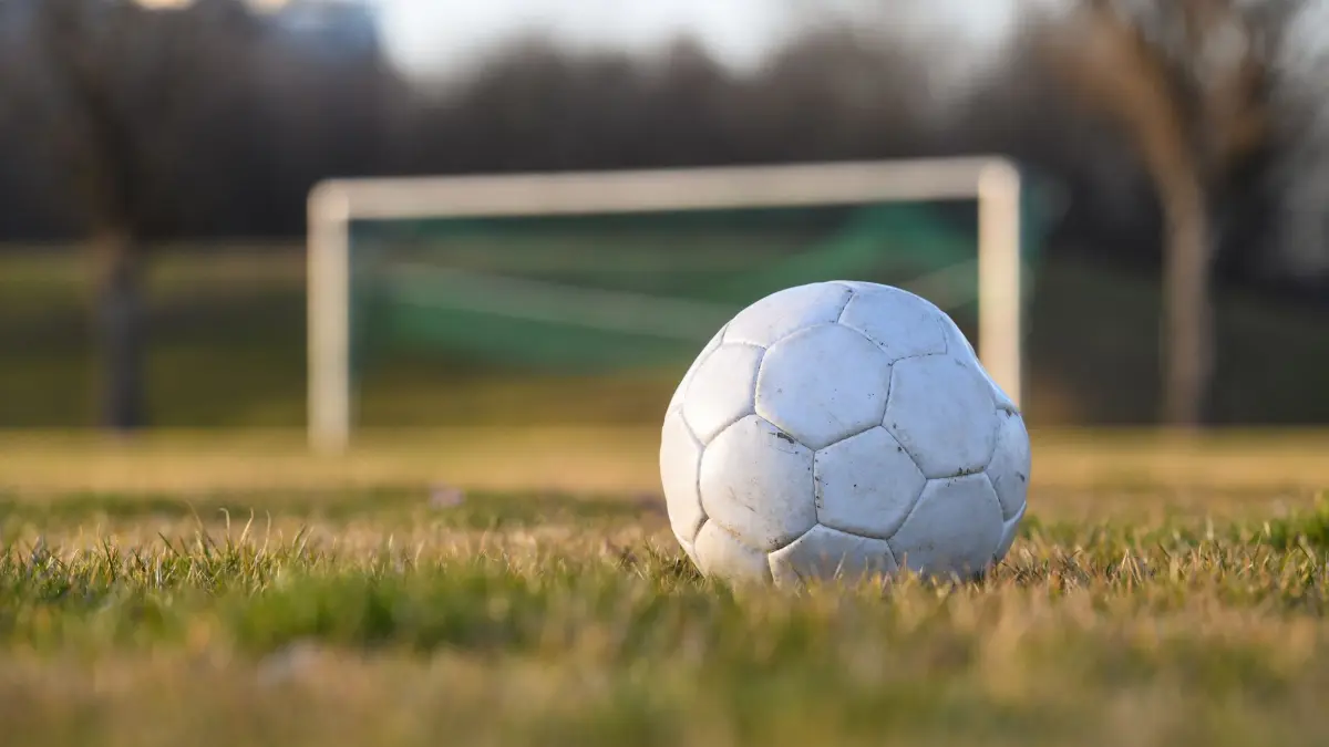 Der neue deutsche Fußballsprech: ARCHIV - 25.02.2021, Bayern, München: Ein Fußball liegt auf einem Fußballplatz. Zur WM wird wieder viel über Fußball gesprochen. (zu dpa: «Des Fußballs neue Sprache: «Aura», «eklig», «überragend»») Foto: Tobias Hase/dpa +++ dpa-Bildfunk +++
