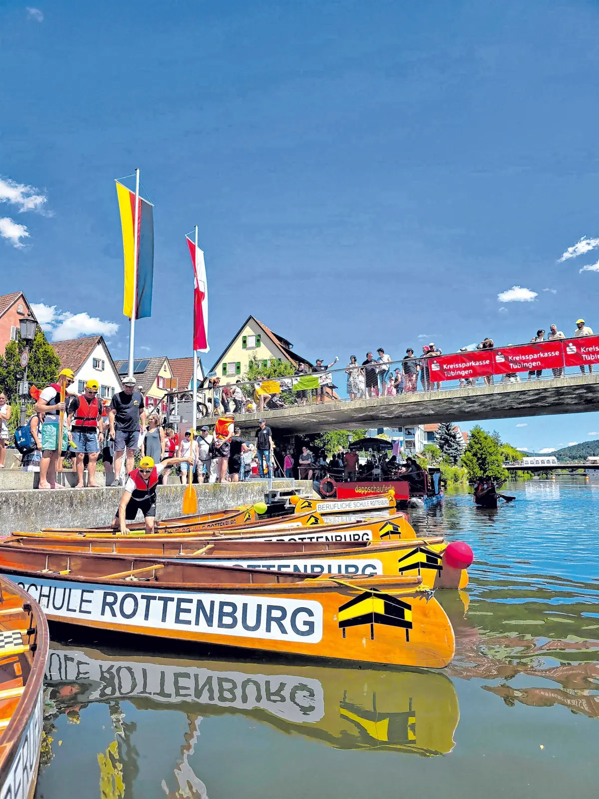 Die Stadtkapelle eröffnet traditionell das Neckarfest, so auch in diesem Jahr (li.).Besonders spannend wird es am Samstag bei den beliebten Canadier-Bootsrennen, bei denen Jugend- und Erwachsenenteams um den Neckarfestcup paddeln. Fotos: WTG