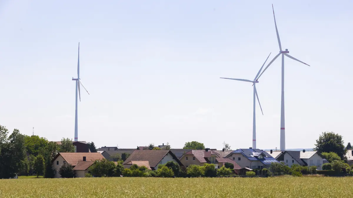 Windkraftanlagen bei Schalkstetten, im Vordergrund Waldhausen