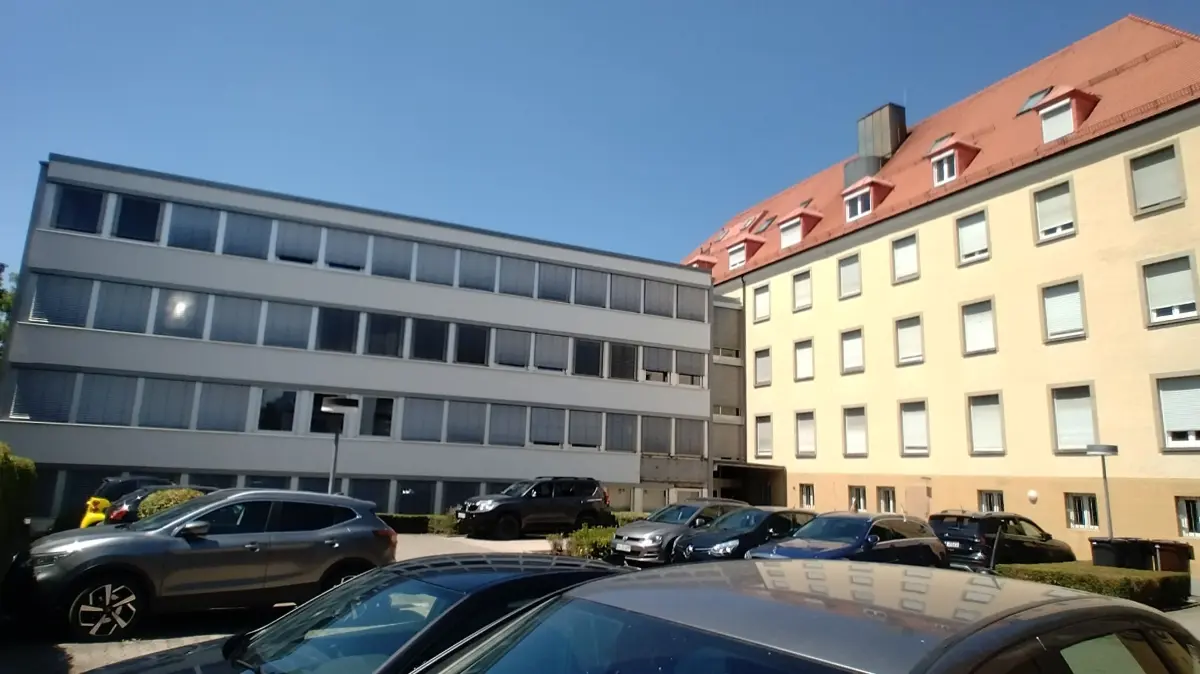 Der viergeschossige Anbau ans alte Finanzamtsgebäude soll von Grund auf saniert werden. Die Arbeiten sollen noch in diesem Jahr beginnen.