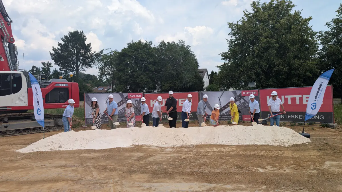 Vertreterinnen und Vertreter von Lebenshilfe, Bauunternehmen und Stadt beim Spatenstich zum Werkstatt-Neubau in Jungingen.