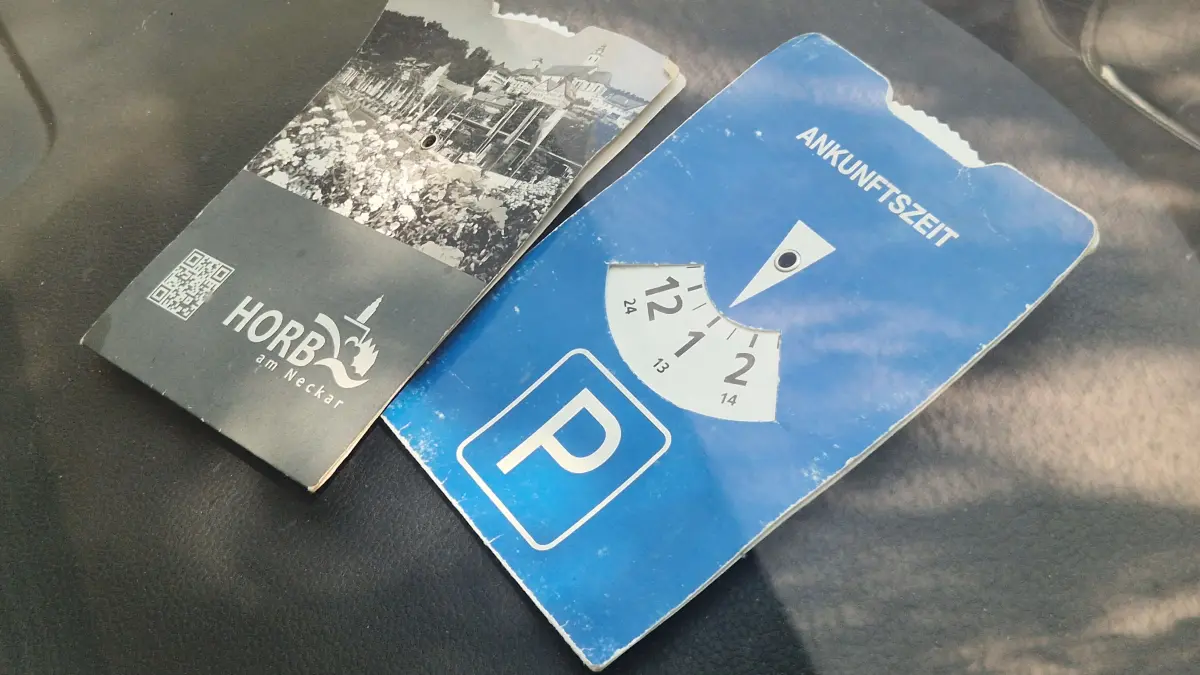 Die analoge Rettung vor dem App-Zwang: Nach Kritik am digitalen Parken ist die klassische Parkscheibe in der Horber Innenstadt wieder offiziell als Nachweis für die kostenlose „Brötchentaste“ zugelassen.