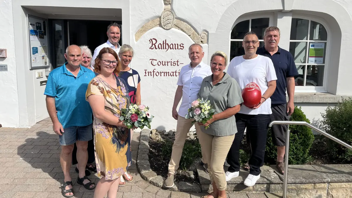 Über den Umzug der Tourismus-Information von Undingen nach Erpfingen freuen sich Mitglieder des Tourismusvereins Sonnenbühl und der Gemeinde.
